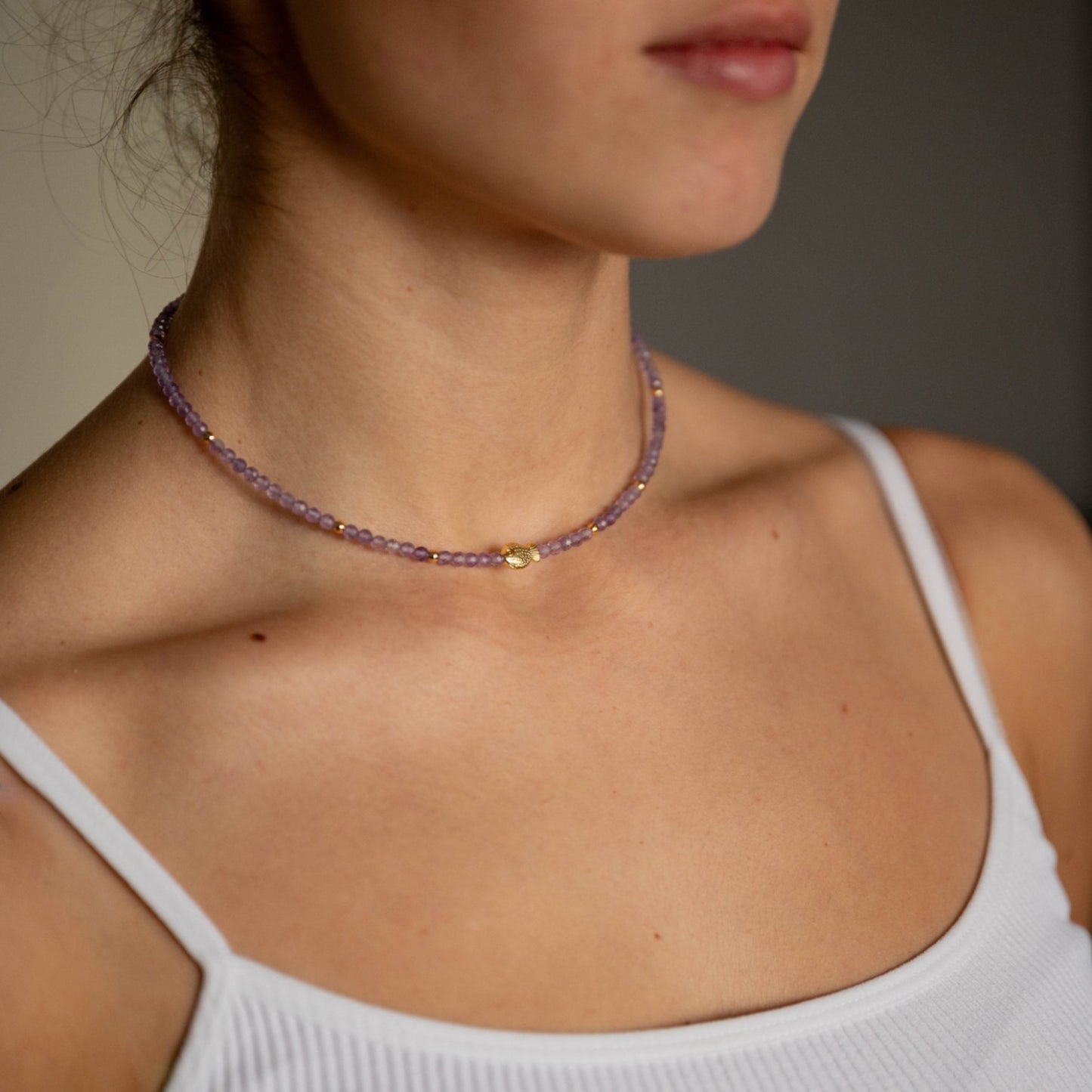 Amethyst-Choker mit goldener Fischperle
