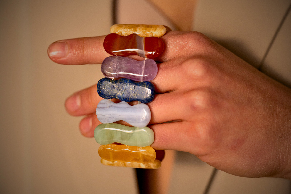 Handgefertigtes Armband aus natürlichen Edelsteinen und hochwertigen Materialien, designt für Eleganz, Stil und eine persönliche Note. Ideal für Alltag oder besondere Momente.