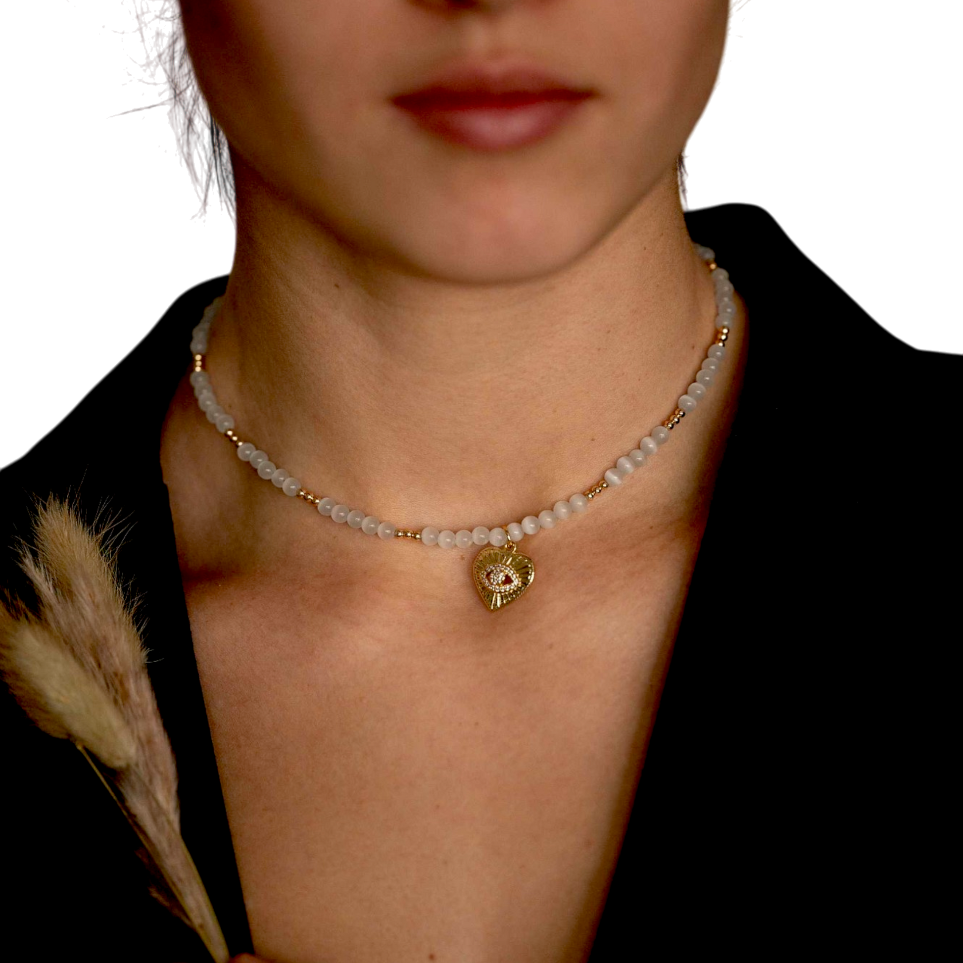 Eleganter Choker aus Katzenauge mit vergoldetem Herzanhänger