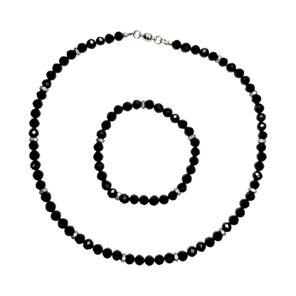 „Schmuckset aus schwarzem Turmalin mit silberfarbenen Zwischenperlen und Magnetverschluss – Edelstein-Set bestehend aus Kette und Armband“