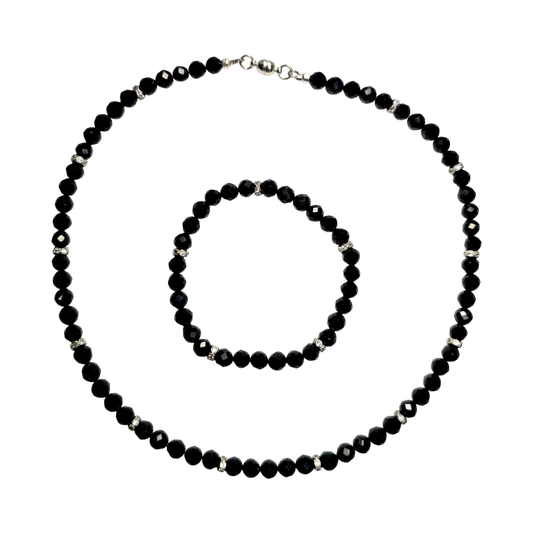 „Schmuckset aus schwarzem Turmalin mit silberfarbenen Zwischenperlen und Magnetverschluss – Edelstein-Set bestehend aus Kette und Armband“