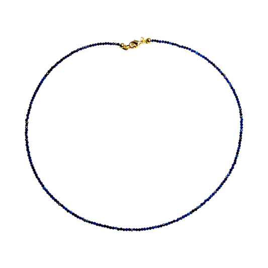Zarte Kette aus Lapislazuli mit 2 mm Perlen und 24k vergoldetem Verschluss, 41 cm lang – eleganter blauer Edelsteinschmuck