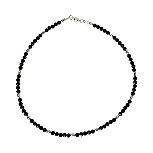 Handgemachte Obsidian-Kette mit silberfarbenen Zwischenperlen und Magnetverschluss, 39,5 cm