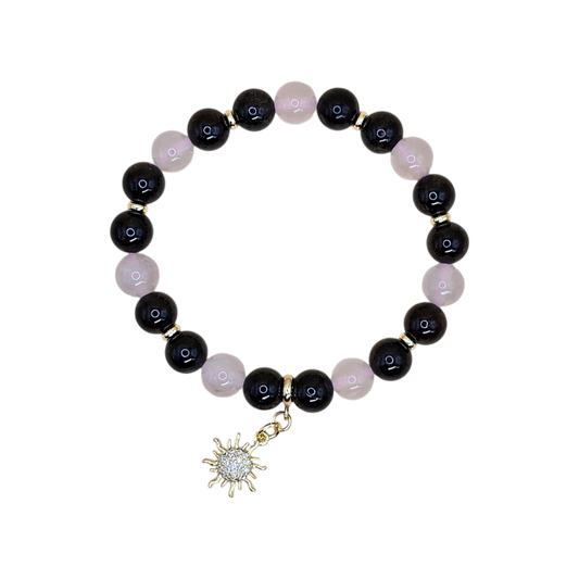 Armband 16 cm aus Rosenquarz und Granat mit vergoldeten Zwischenperlen und Sonnen-Anhänger – Schmuck für Widder, Liebe & Harmonie