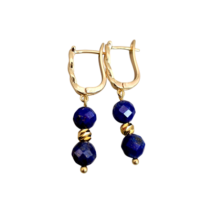 Lapislazuli Schmuckset mit Halskette und Ohrringen, facettierte blaue Natursteine mit vergoldeten Elementen.