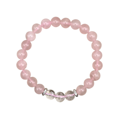 Handgefertigtes Armband aus natürlichem Rosenquarz und Bergkristall mit silberfarbenen Zirkonia-Zwischenringen auf elastischem Band.