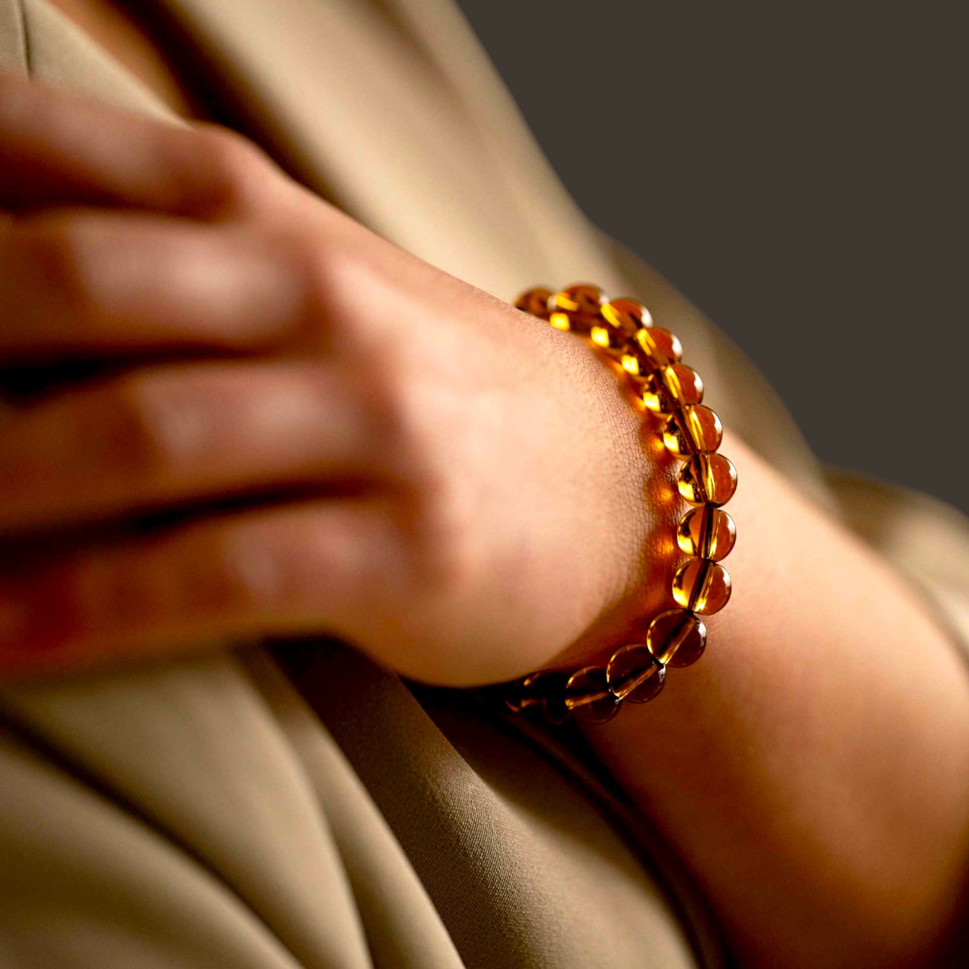 Elegantes Bernstein-Armband mit 8 mm Perlen auf elastischem Band