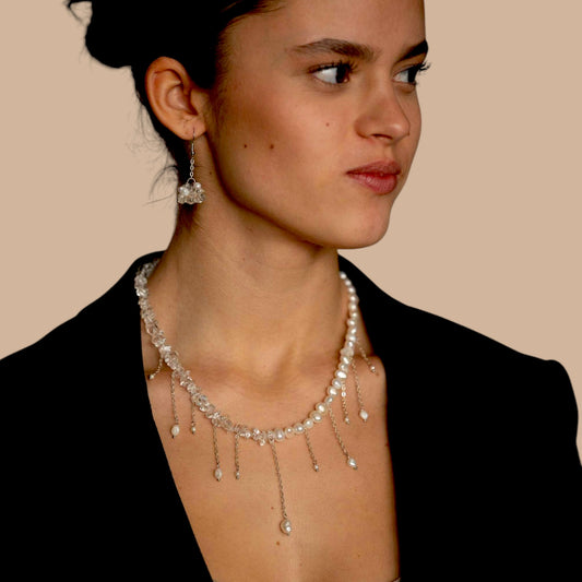 Schmuckset aus Süßwasserperlen und Bergkristall mit Magnetverschluss, getragen von einer Frau in elegantem Outfit