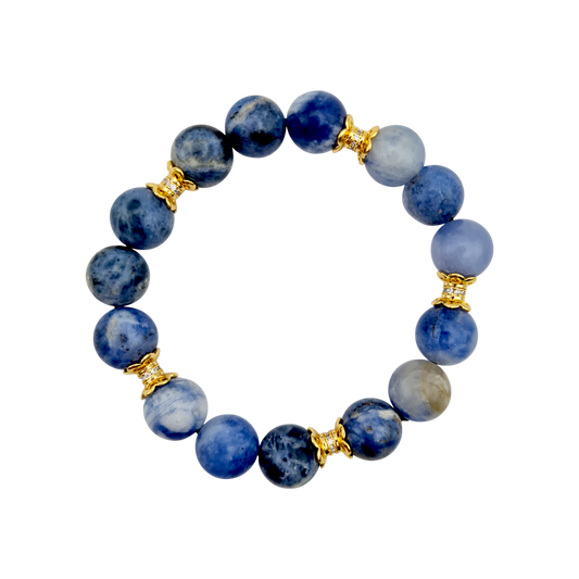 Armband aus tiefblauem Sodalith mit vergoldeten Zwischenperlen