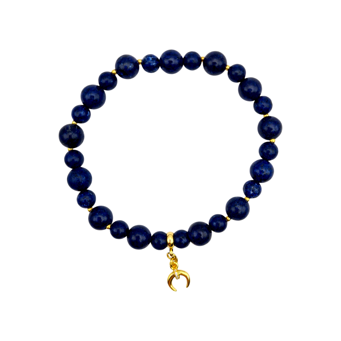 Elegantes Lapislazuli-Armband mit vergoldetem Mondanhänger und goldenen Zwischenelementen auf elastischem Band.

