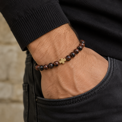 Herrenarmband aus Mahagoni-Obsidian mit 8 mm Edelsteinperlen in Braun-Schwarz und vergoldetem Kreuz, Größe 18 cm.