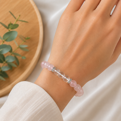 Handgefertigtes Armband aus natürlichem Rosenquarz und Bergkristall mit silberfarbenen Zirkonia-Zwischenringen auf elastischem Band.