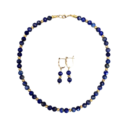 Lapislazuli Schmuckset mit Kette 39,5 cm und Ohrringen 3,5 cm, facettierte blaue Natursteine mit vergoldeten Details.