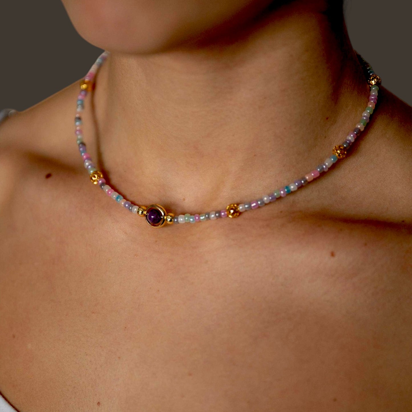 Choker mit Amethyst und Regenbogen-Perlen – ein eleganter Akzent für dein Outfit